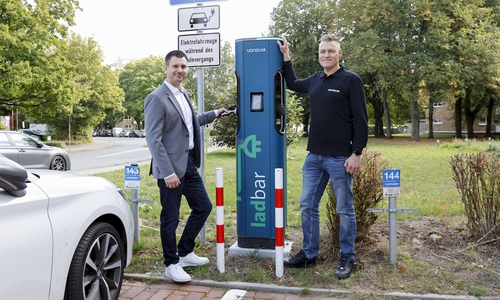 Ein Schritt in Richtung nachhaltiger Mobilität: Richard Harrison Schulz, Vonovia Regionalleiter in Braunschweig (links), und Christian Dotzek, Projektleiter Ladeinfrastruktur bei Vonovia, testen die neuen E-Ladesäulen im Quartier. 