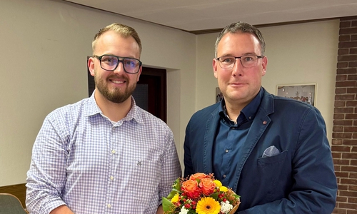 Maximilian Ganselweit, Vorsitzender CDU-Samtgemeindeverband Grasleben, gratuliert Bürgermeisterkandidat Sebastian Werner.