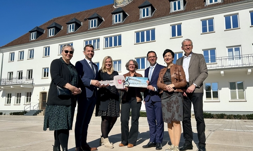 Die Schlüsselübergabe des Staatlichen Baumanagements Braunschweig vertreten durch Anke Westphal an Ostfalia-Präsidentin Prof. Dr. Julia Siegmüller.  (V.l.n.r.) Stadträtin für Jugend, Bildung, Integration und Soziales der Stadt Wolfsburg Iris Bothe, Oberbürgermeister Dennis Weilmann, Ostfalia-Präsidentin Prof. Dr. Julia Siegmüller, Anke Westphal vom Staatlichen Baumanagement Braunschweig, Niedersächsischer Minister für Wissenschaft und Kultur Falko Mohrs, Landtagsabgeordnete Immacolata Glosemeyer und Kai-Uwe Hirschheide, Erster Stadtrat und Stadtbaurat.