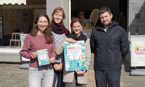 Elisa Nestmann (Klimaschutzmanagerin des Landkreises Goslar), Nikola Einhorn (Kreisvolkshochschule Goslar) und Kaja-Vanessa Woisik sowie Christian Warzecha (MachMit!Haus der Stadt Goslar) (von links) werben gemeinsam für das Zukunftsfest am 27. September.