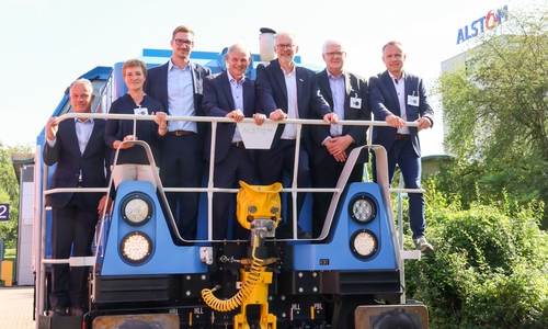  Brecht Günther (VPS), Astrid Paus (Amt für regionale Landesentwicklung), Oliver Mairinger (Alstom), Frank Klingebiel (Oberbürgermeister Salzgitter), Christian Bieniek (Alstom), Prof. Dr. Peter Eilts (TU Braunschweig), Carsten Tietze (WTZ Roßlau) bei der Vorstellung der auf Wasserstoffantrieb umgerüsteten Rangierlokomotive. 