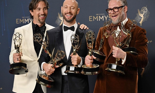 James Weaver, Evan Goldberg und Seth Rogen mit ihren Emmys am 14.09.2025