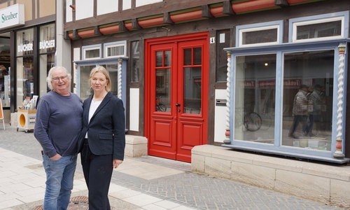 Herbert und Ilona Fricke vor dem neuen Laden Am Alten Tore 4. Früher war hier das Reisebüro Schimanski.
