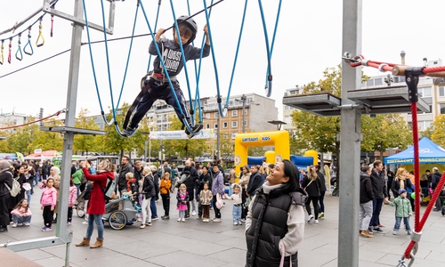 Hoch hinaus beim diesjährigen Highlight von Volkswagen Financial Services: In der Adrenalin-Erlebniswelt klettern Kinder gut gesichert durch den Hochseilgarten. 