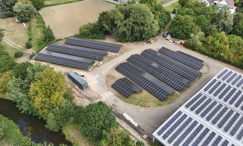 Die Solarpaneele an der Kläranlage sind schon fertiggestellt, bald folgen auch Trafostation und Steuerungstechnik.
