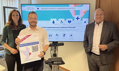v.l.: Lara-Jane Isermeyer (Vorständin für Soziales, Jugend und Gesundheit) Marc Wilheine (Gesundheitskoordinator) und Landrat Gerhard Radeck starten symbolisch das neue Angebotsportal.