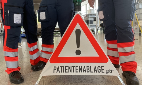 Die Rettungskräfte der Malteser stellten auch die neue Patientenablage vor.
