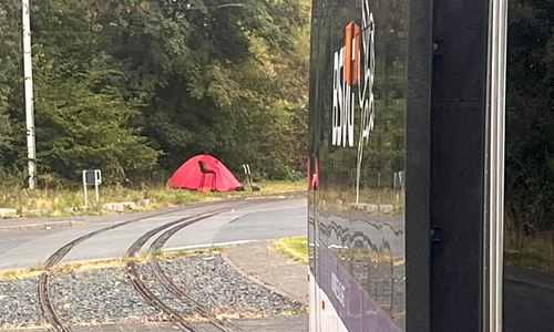 Mehrere Tage stand ein Zelt direkt an den Gleisen der Straßenbahn.