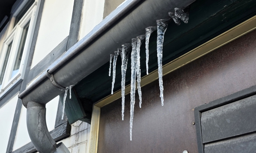 Hauseigentümer müssen Eiszapfen entfernen, falls diese zur Gefahr werden könnten (Symbolbild).