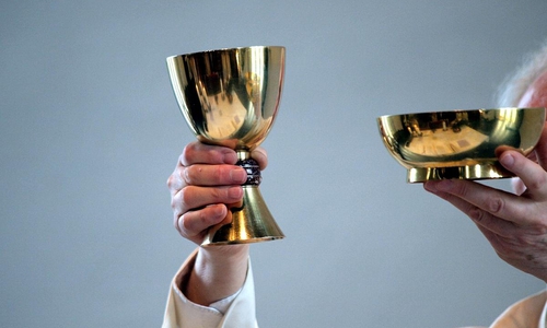 Katholischer Pfarrer in einer Messe (Archiv)