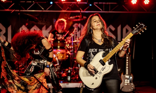 Black Rosie spielte nicht einfach Songs — die Band erzählte Geschichten von Rebellion, Freundschaft und purem Rock‑Glück.