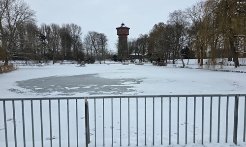Der Stadtgraben ist derzeit mit Eis und Schnee bedeckt.