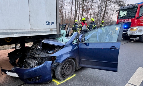 Der Golf hatte sich unter den LKW geschoben