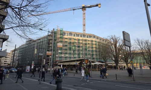 Das Schlosscarree ist eine Baustelle, der Schwerlastkran wird jetzt abgebaut.