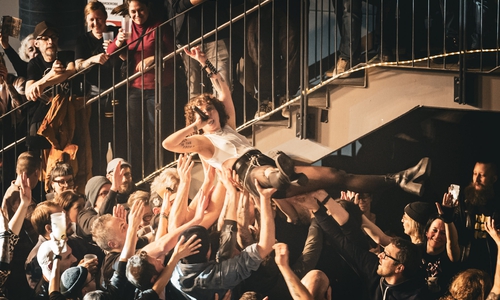 Die Sängerin hatte sich von der Tribüne in die Menge fallen gelassen.