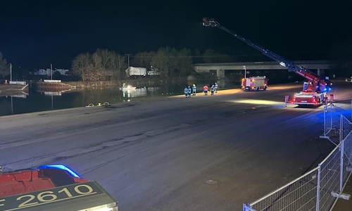  Aus bislang ungeklärter Ursache ist am späten Dienstagabend ein Auto in den Elbeseitenkanal gefahren. 