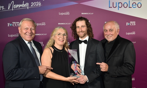 Die Sieger des „Projekt Award“ beim LupoLeo Award 2024: Ruth Retterath und Maximilian Doll (2. v. r.) von den „Recycling Roadies – CleanUp nach der Flut“ des Vereins Clean River Project e. V. aus Winningen mit den Initiatoren des Förderpreises Jürgen Brinkmann (l.) und Robert Lübenoff (r.).