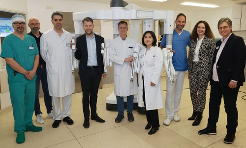 Meilenstein in der hochmodernen Chirurgie: Oberbürgermeister Dennis Weilmann (4. v. l.) gemeinsam mit Mitgliedern des Direktoriums sowie Chefärzte des Klinikums vor dem neuen da Vinci-Operationsroboter.