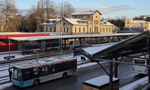 Mit dem City-Ticket der Deutschen Bahn können Reisende innerhalb eines bestimmten Geltungsbereichs mit Bus, S-Bahn, U-Bahn und Straßenbahn zum Bahnhof hin oder vom Bahnhof aus weiterfahren.