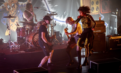 The Baboon Show zündeten ein Punk-Feuerwerk ab.