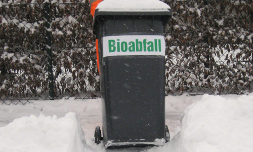 Im Winter Wege freihalten, damit die Müllwerker die Tonnen abholen können. 