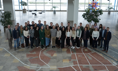 Oberbürgermeister Dennis Weilmann (rechts) begrüßt angehende Lehrkräfte im Wolfsburger Rathaus.