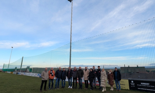 Die Flutlichtanlage auf dem Sportplatz in Immenrode ist nach vierwöchiger Bauzeit durch Oberbürgermeisterin Urte Schwerdtner (3. v. re.) kürzlich eröffnet worden.