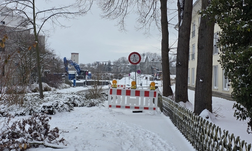 Der Weg zwischen dem Pflegewohnstift Steinhäuser Gärten und der Brücke an der Meesche ist gesperrt.