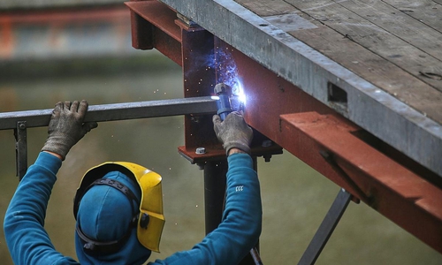 Schweißer bei der Arbeit (Archiv)