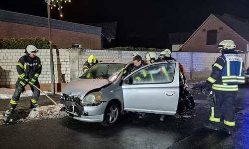 Das Auto war in eine Grundstücksmauer geprallt.