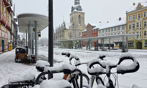 Auf dem Kornmarkt liegt Schnee.