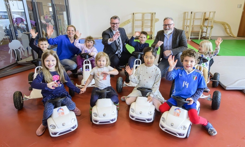 Michael Wittchow, Leiter der Direktion Braunschweig der Volksbank BRAWO (Bildmitte), übergibt Kinderfahrzeuge an Kinder der Kita in Stöckheim im Beisein von Christine Garn, Fundraiserin der Lebenshilfe Braunschweig, und Thomas Stoch, Bereichsleitung Kinder und Familie der Lebenshilfe Braunschweig.