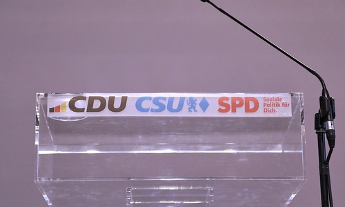 Rednerpult mit den Logos von CDU, CSU und SPD (Archiv)
