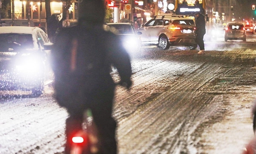 Straßenverkehr unter winterlichen Bedingungen in Berlin (Archiv)