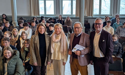 Ansgar Staudinger (v. re.), Helmut Trentmann, Urte Schwerdtner und Silke Köstler-Holste mit den Schülern des RG nach der Diskussionsrunde.
