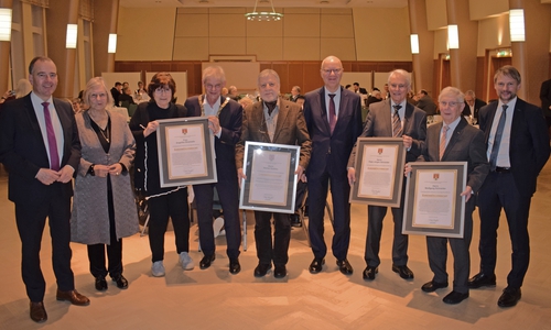 Gruppenbild mit Ehrenbürgern (v. l.): Christian Striese, Hildegard Schooß, Angelika Stramiello, Frank Klingebiel, Werner Kubitza, Heinz Jörg Fuhrmann, Peter-Jürgen Schneider, Wolfgang Schneider und Stefan Klein.