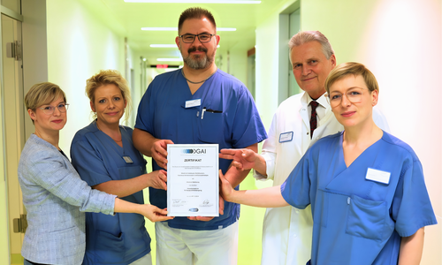 Besonderer Qualitätsnachweis für die Intensivstation des Klinikum Wolfsburg: (v. li. n. re.) Klinik-Assistenz Katja Kabierske, stellv. Stationsleitung Jill Engel, Oberarzt Dr. med. Nicolai Wiegand, Chefarzt Prof. Dr. med. Matthias Menzel und Stationsleitung Linda Exner.