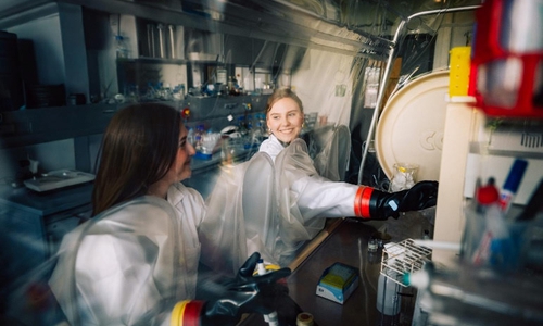 Studierende der Technischen Universität Braunschweig im Labor. 