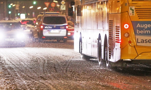 Straßenverkehr unter winterlichen Bedingungen in Berlin (Archiv)