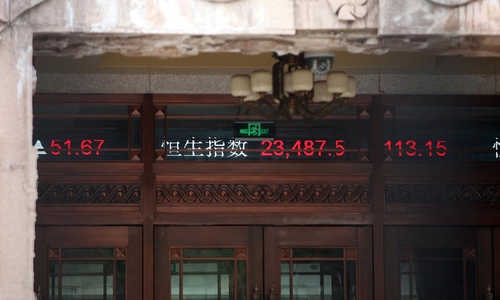 Chinesische Börsenkurse auf einem Laufband (Archiv)