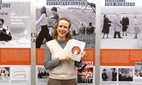 Kuratorin Clara Marz, Bundesstiftung zur Aufarbeitung der SED-Diktatur, vor der Ausstellung „Frauen im geteilten Deutschland“. 