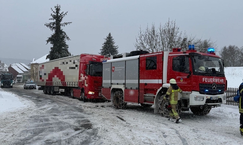 Die LKW wurden von der Feuerwehr abgeschleppt.