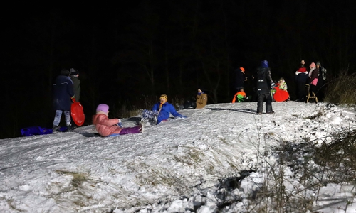 Die Freiwillige Feuerwehr ermöglichte diesen Winterspaß bei Nacht auf dem Crammer Rodelberg.