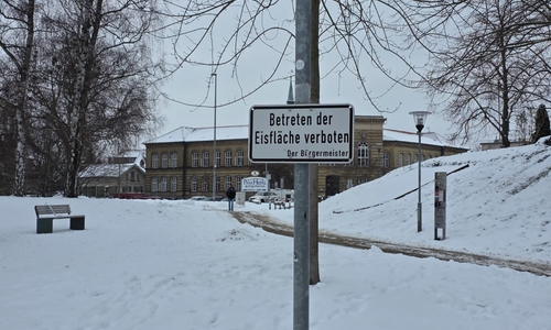 Rund um den Stadtgraben sind Warnschilder angebracht.