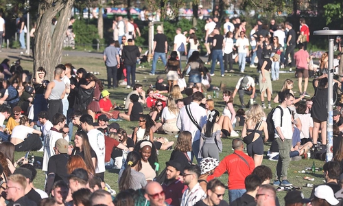 Junge Leute in einem Park (Archiv)