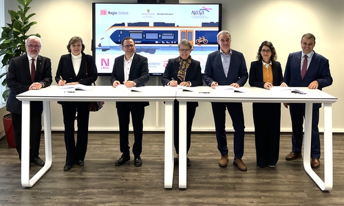 Vertragsunterzeichnung in Magdeburg - 3. v. rechts Verbandsdirektor Ralf Sygusch, links neben ihm Sachsen-Anhalts Verkehrsministerin Lydia Hüskens. 