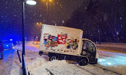 Das Fahrzeug war auf den Gleisen der Straßenbahn gelandet.