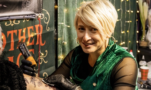 Eine Tätowiererin im Einsatz.