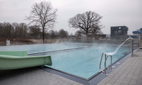 Das neue Ganzjahresbecken mit Rutsche.