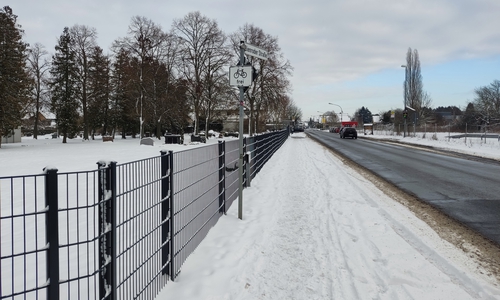 Der Gehweg vor dem Friedhof in Waggum.